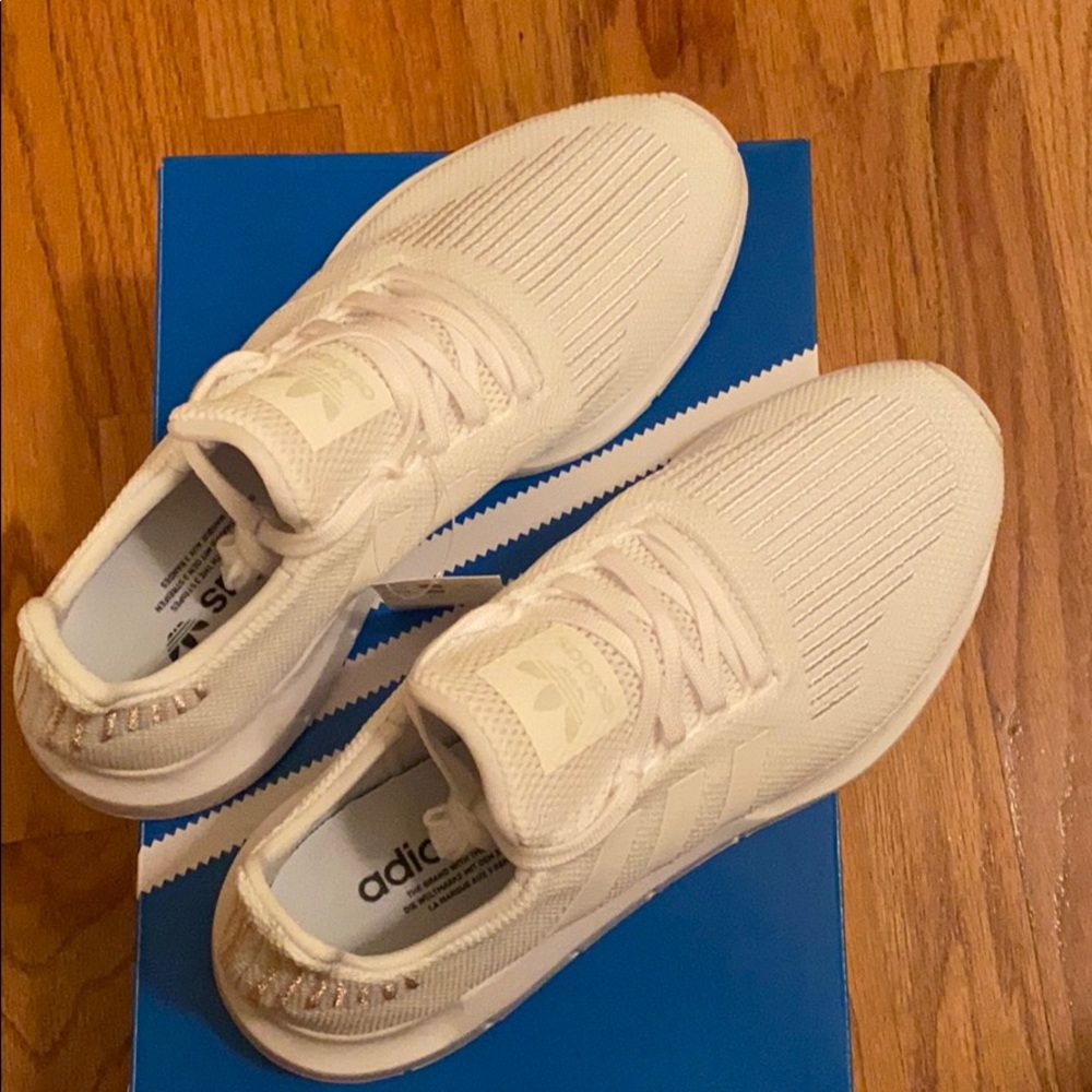Adidas Originals Womens Swift Run Sneakers